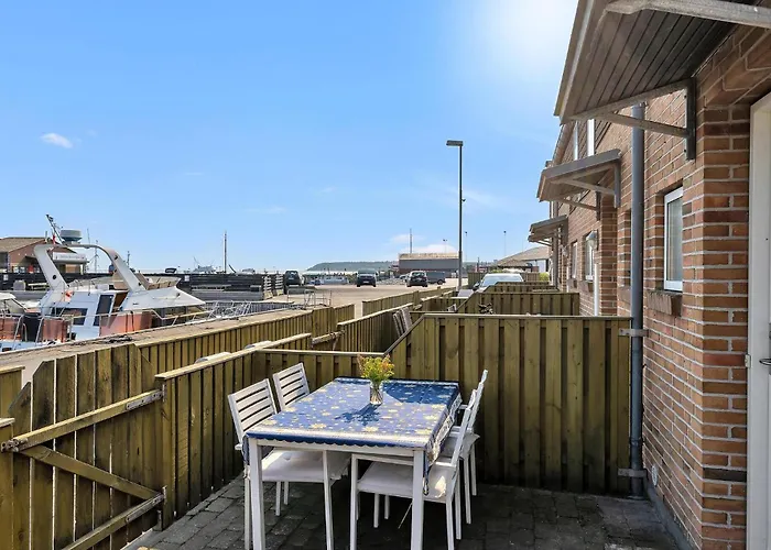2 Bedroom Awesome In Holiday home *